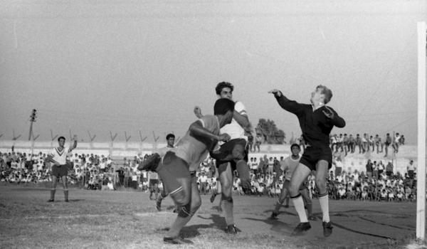 1963/64 - גביע - סיבוב 4 - הפועל מחנה-יהודה (2:0) - שוער הפועל פ"ת מיקי שינפלד מנסה לבלום התקפה של מחנה יהודה