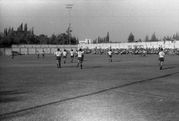 שחקני הפועל פ"ת עולים לכר הדשא