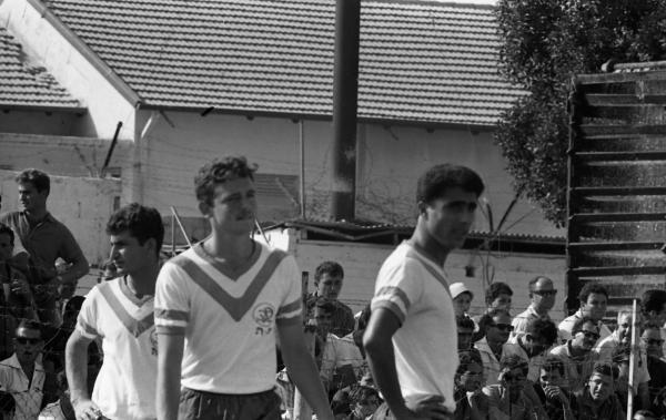 1963/64 - גביע - סיבוב 4 - הפועל מחנה-יהודה (2:0) - שחקני הפועל פ"ת מאוכזבים. מימין - ציון שרעבי, שמוליק רוזנטל ושלום בלבול