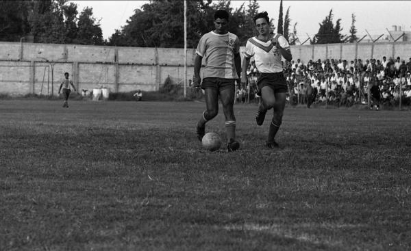1963/64 - גביע - סיבוב 4 - הפועל מחנה-יהודה (2:0) - שמוליק רוזנטל מנסה לבלום חלוץ של מחנה יהודה