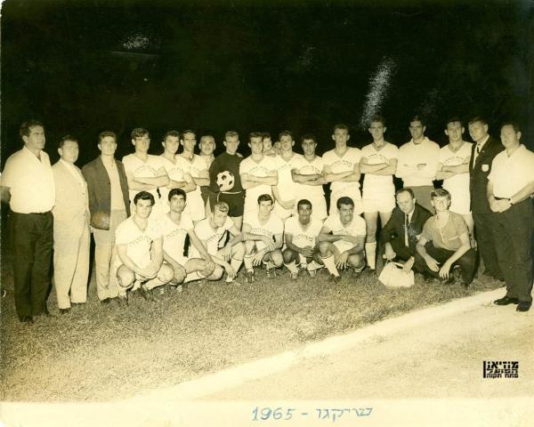 הפועל פתח-תקוה בשיקגו, במסגרת המסע לארצות-הברית ב-1965.
									עומדים, מימין: אליהו קרוסהר, אדמונד שמילוביץ', נחום סטלמך, איציק ויסוקר, שלום פטרבורג, מוט'לה שפיגלר, ציון שרעבי
									שמוליק רוזנטל, דרור קשטן, מיקי שינפלד, חבר משלחת, גיורא קפלן, יצחק דרוקר, קלימו בלחסן, שלום בלבול, מנג'ר אמריקאי, אורי קרני.
									כורעים: לא מזוהה, אברהם פולישוק (גזבר), אבשלום רצאבי, אברהם סעיד, בועז קופמן, אבשלום מרכוס, שאול חייק, יחזקאל בן-טובים.