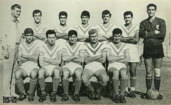 הפועל פתח-תקוה מודל 1964/65. למעלה, מימין: איציק ויסוקר, אבשלום רצאבי, שמוליק רוזנטל, יצחק דרוקר, ציון שרעבי, דרור קשטן, אדמונד שמילוביץ' (מאמן). למטה: שלום בלבול, אבשלום מרכוס, בועז קופמן, נחום סטלמך, חיים בכר.