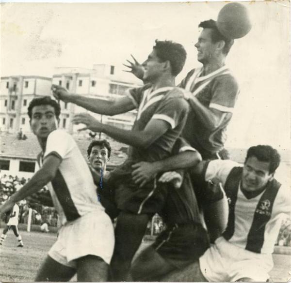 נחום סטלמך עולה לנגיחה במהלך שהסתיים בשער השוויון דקה לסיום