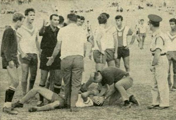 שלום בלבול שרוע על הדשא לאחר ששלמה לוי נגח בו. המאמן אדמונד שמילוביץ' מוחה בפני השופט אהרון שושני, שלום פטרבורג ומיקי שינפלד משמאלו. שלמה לוי הורחק, אבל הרמת-גנים ניצחו בעשרה שחקנים.