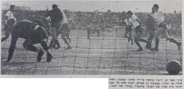 שוער מכבי יפו, ציון דגמי, זוכה לחיבוק משחקן קבוצתו לאחר שכבש פנדל לרשת מיקי שינפלד והשלים מהפך יפואי