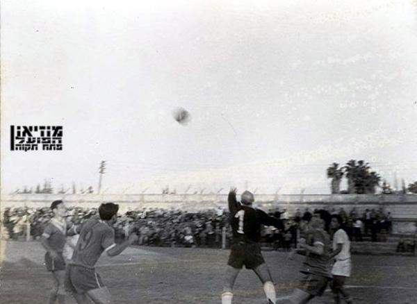 יעקב ויסוקר הודף כדור גובה.