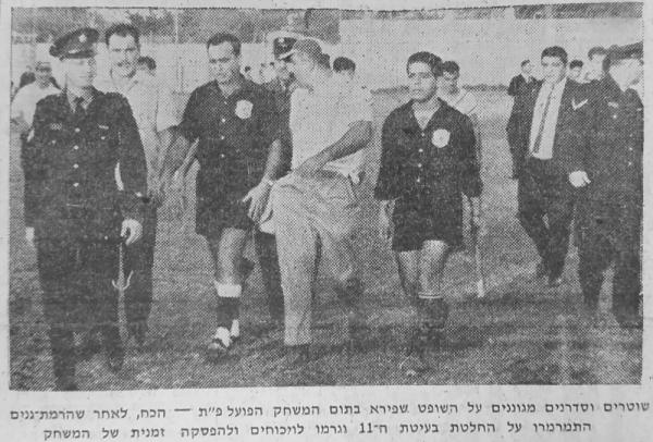 השופט דני שפירא יורד מכר הדשא מלווה בסדרנים ושוטרים עם סיום המשחק