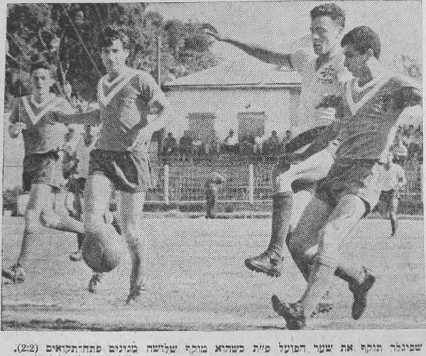 מחזור 28 - מכבי נתניה (2:2) - מוט'לה שפיגלר תוקף מול הגנת פ"ת. מימין - שלום בלבול, קלימו בלחסן ושמוליק רוזנטל