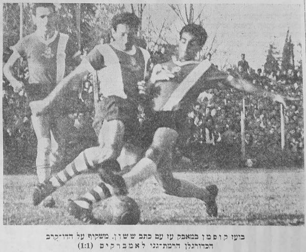 מאבק בין כתב ששון מר"ג (מימין) לבועז קופמן. קוסטס למברקיס משקיף משמאל
