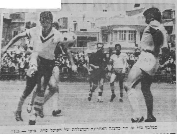 נחום סטלמך עם הכדור מול שמואל לוי