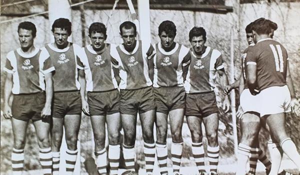 1966/68 - מחזור 4 - הפועל חיפה (3:0) - חומת שחקני הפועל פ"ת לקראת בעיטה חופשית של רובי יאנג (11). מימין - בועז קופמן, יצחק דרוקר, גיורא קפלן, שמוליק רוזנטל, נחום סטלמך וג'רי חלדי