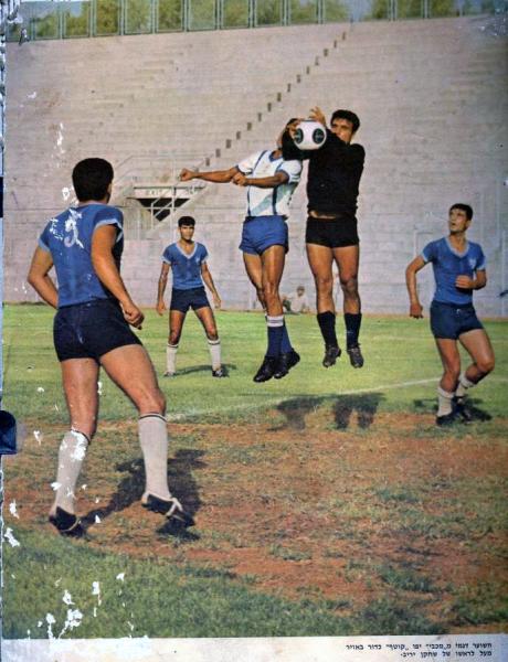 שוער מכבי יפו, ציון דגמי, מקדים את שאול חייק.