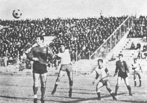 1966/68 - מחזור 47 - מכבי חיפה (0:1) - שאול חייק (שני מימין) ואברהם כהן (משמאלו) במשחק הניצחון בקרית אליעזר