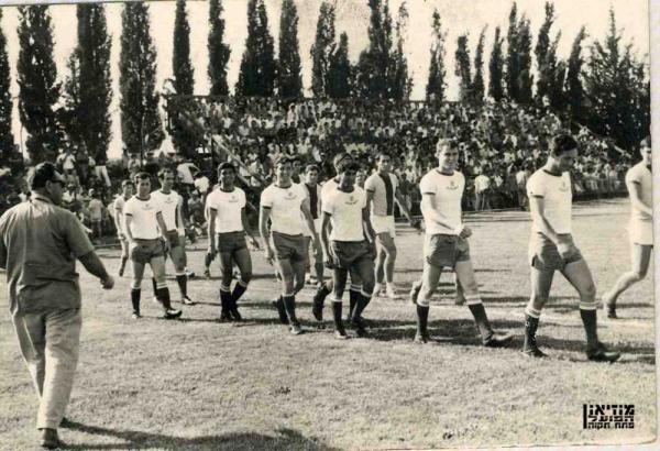 1966/68 - גביע - סיבוב 6 - הפועל כפר בלום (1:5) - שחקני הפועל עולים למגרש. מימין: נחום סטלמך, דוד רוטקוביץ', חזום חזום, יצחק דרוקר, שאול חייק, גיורא קפלן ודרור קשטן.