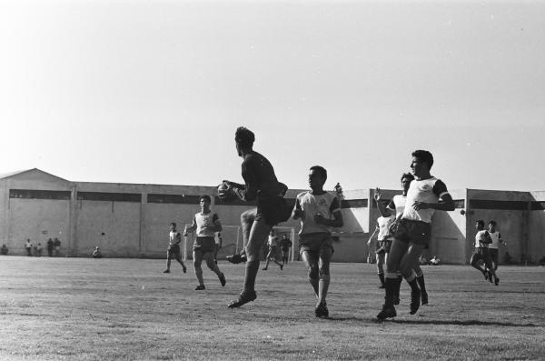 איציק ויסוקר מקדים את דרור בר נור, יצחק דרוקר מימינו ושמוליק רוזנטל מאחוריו. גיורא שפיגל משקיף משמאל. צילום: אריה קנפר