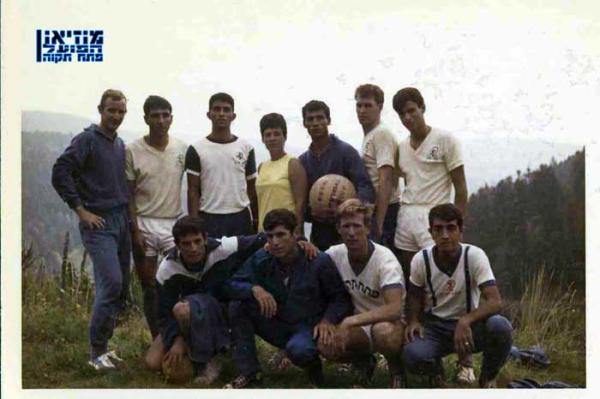 עוד תמונה ממחנה האימונים של הפועל, עונת 1968/1969. עומדים, מימין: לא מזוהה, דוד רוטקוביץ', אהרון סאלם, נירה סטלמך, שאול חייק, חיים בכר, מיקי שינפלד.
									כורעים, מימין: אברהם כהן, אשר מסינג, גדי צלניקר, גבי רוזנדורן.