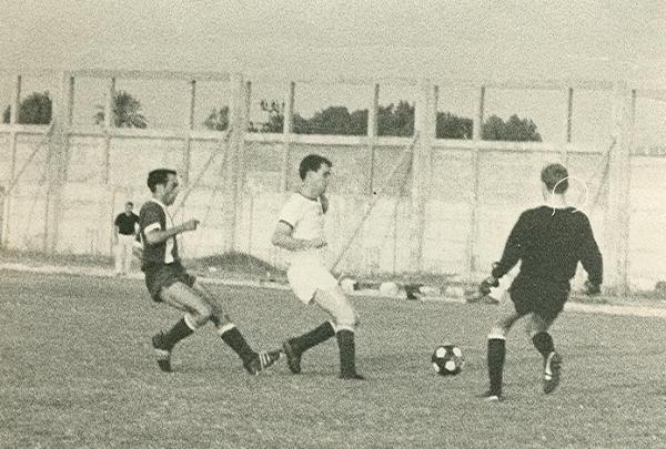מיקי שינפלד ניגש לקלוט את הכדור.