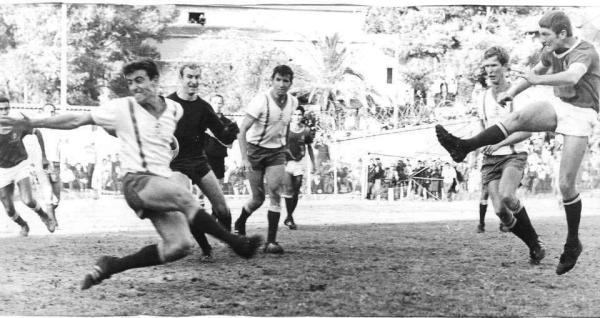 1968/69 - מחזור 5 - הפועל רמת-גן (0:2) - התקפה רמת-גנית נבלמת. מימין: אברהם לב (ר"ג), אשר מסינג, יצחק דרוקר, מיקי שינפלד ויהושע חביה