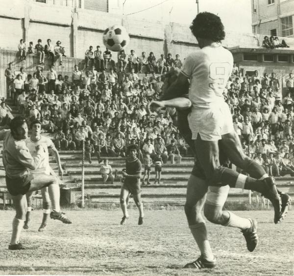 שאול חייק מתרומם לנגיחה במכתש.