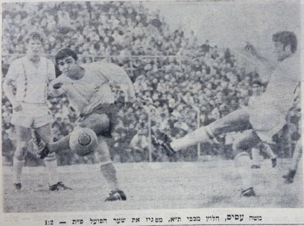 משה עסיס בועט לעבר שער הפועל פ"ת