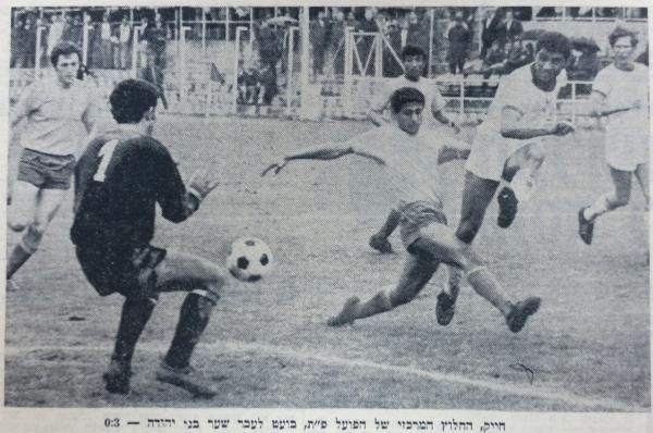 שאול חייק בועט לעבר שער בני יהודה