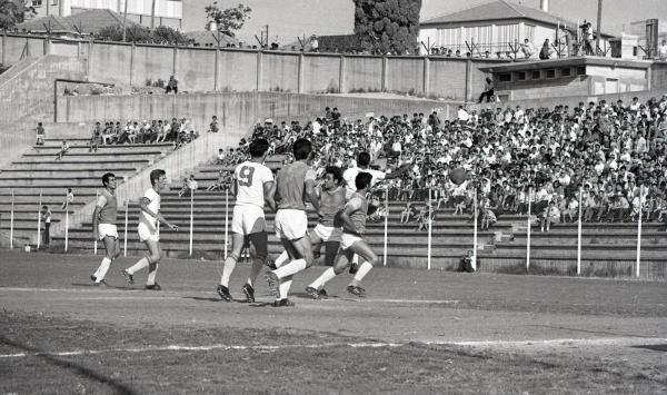 1968/69 - מחזור 27 - הכח רמת-גן (1:0) - מאבק בין שחקני הפועל פ"ת והכח ר"ג במכתש. אשר מסינג שני משמאל. מתוך ארכיון דן הדני, הספרייה הלאומית