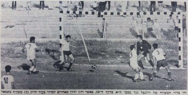 שמוליק רוזנטל כובש את שער השיוויון באיצטדיון המכביה. שאול חייק משקיף משמאל.