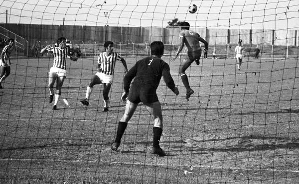 1969/70 - מחזור 4 - הפועל באר-שבע (0:0) - ציון שרעבי וגדי צלניקר, משמאל מאחור אהרון סאלם
