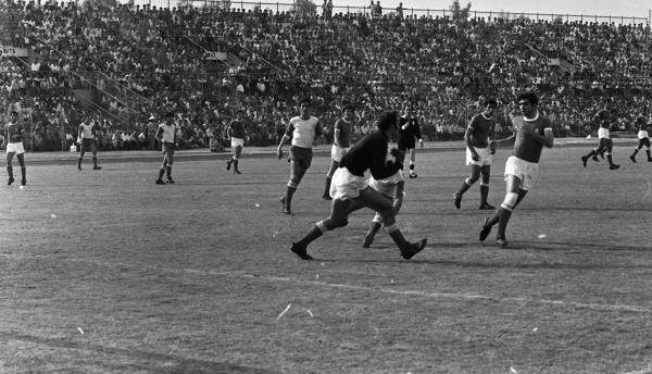 1969/70 - מחזור 25 - בית"ר ירושלים (0:0) - איציק ויסוקר קולט כדור ברחבה. לצידו אהרון סאלם, ומאחור יחיאל סאלם ושמוליק רוזנטל. רחוקים ברקע - אברהם סעיד וגלילי דרחי. שחקן בית"ר משמאל לויסוקר - ויקטור סרוסי. הבית"ר בקצה השמאלי - ארצי בן יעקב
