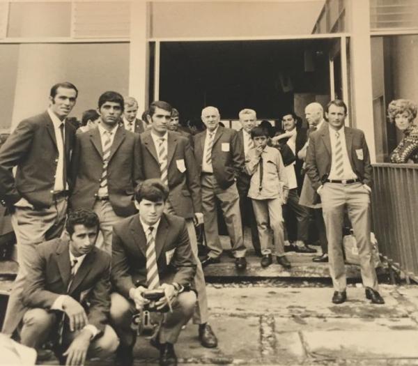 שחקני הפועל פ"ת, 1970. למטה מימין - יהודה הרשקוביץ'. מעליו שמעון כהן, שאול חייק ואיציק ויסוקר. למעלה מימין המאמן מילובאן באלין.
