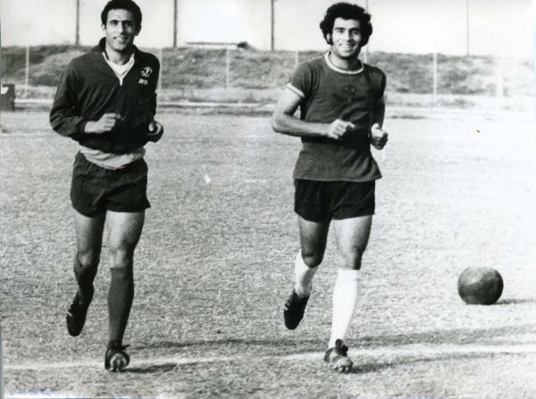 האחים סאלם (אהרון מימין, יחיאל משמאל) במהלך אימון הקבוצה, אי שם בשנות ה-70