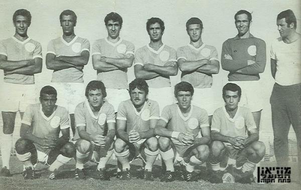 הפועל פתח-תקוה מודל 1970/1971. למעלה מימין: מילובאן באלין (מאמן), יצחק ויסוקר, גבי רוזנדורן, אהרון סאלם, חיים בכר, גלילי דרחי, יחיאל סאלם.
							למטה מימין: אברהם כהן, יהושע חביה, שמוליק רוזנטל, יחזקאל סיני, אברהם סעיד.