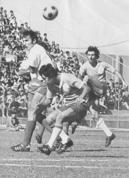 1970/71 - מחזור 14 - הפועל חיפה (0:0) - מימין: שמעון כהן, יחזקאל סיני, יוחנן וולך