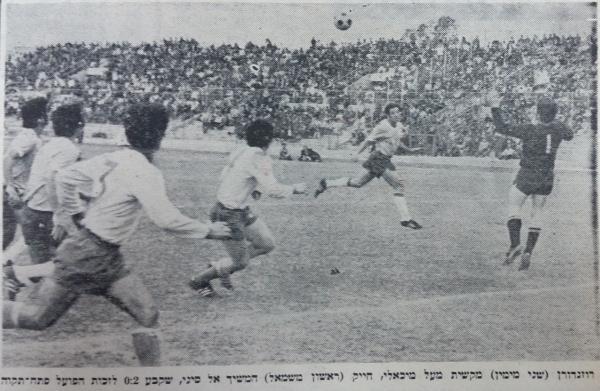 שוער מכבי ת"א מיקי מיכאלי נכנע לבעיטה של גלילי דרחי