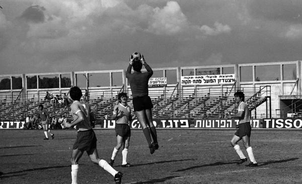 איציק ויסוקר קולט כדור ברחבה, שמוליק רוזנטל לצידו. חיים בכר מימין