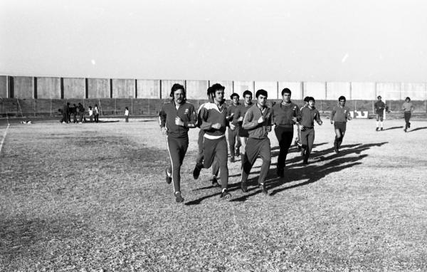 עונת 1973/74 - שחקני הפועל פ"ת מתאמנים באיצטדיון