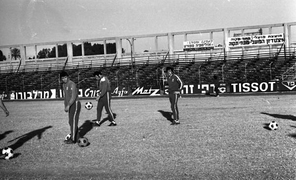 עונת 1973/74 - שחקני הפועל פ"ת מתאמנים באיצטדיון