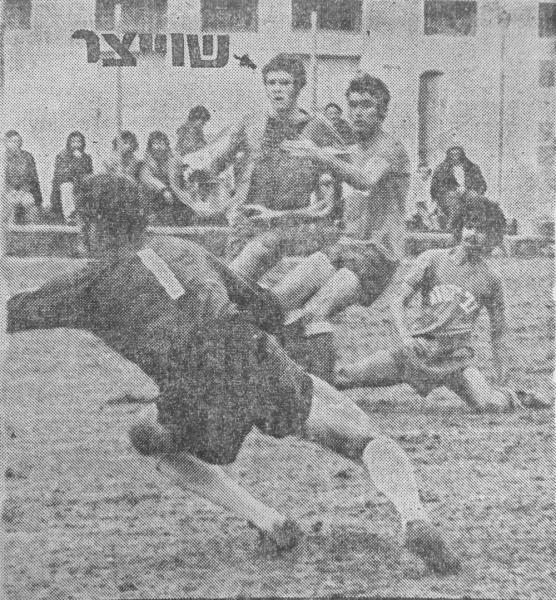 משה שוייצר בפעולה. שחקן בני יהודה מאחור מוכיח שגם עם אפרו ושפם אפשר לבצע שפגט ראוי.