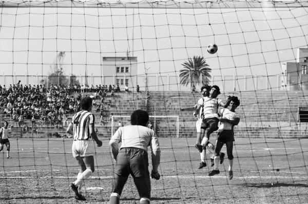 1973/74 - מחזור 27 - בית"ר תל-אביב (1:1) - שמוליק רוזנטל במאבק אווירי (חצי מוסתר במרכז), שאול נחום דרוך בשער. צילום: אריה קנפר