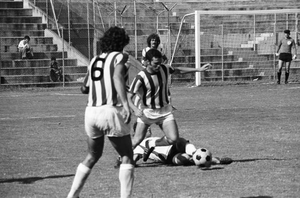 1973/74 - מחזור 27 - בית"ר תל-אביב (1:1) - משה שוייצר עם הכדור, שמוליק רוזנטל (6) משגיח. ברקע אברהם לב והשוער שמואל דוד. צילום: אריה קנפר