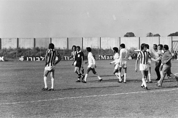 1973/74 - גביע - חצי גמר - בית"ר ירושלים (2:3) - שחקני בית"ר ירושלים באים בטענות לשופט ויקטור נעמן, כנראה אחרי ההרחקה של יצחק בכור. בוריס נורמן מימין. צילום: אריה קנפר