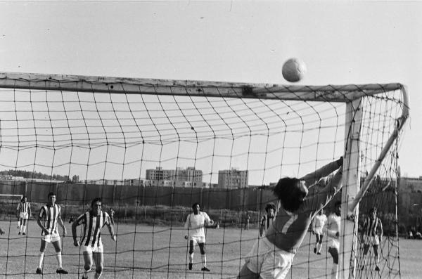 1973/74 - גביע - חצי גמר - בית"ר ירושלים (2:3) - שוער בית"ר יוסף סורינוב הודף כדור מסוכן. גדי צלניקר ומשה שוייצר מולו. צילום: אריה קנפר