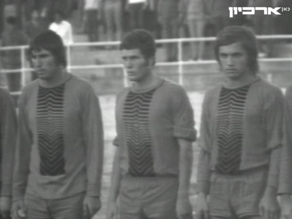 בוריס נורמן, משה שוייצר וגדי צלניקר בזמן נגינת ההמנון לקראת פתיחת גמר הגביע