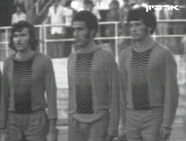 גבי רוזנדורן, יחיאל סאלם ויעקב רובינשטיין בזמן נגינת ההמנון לקראת פתיחת גמר הגביע