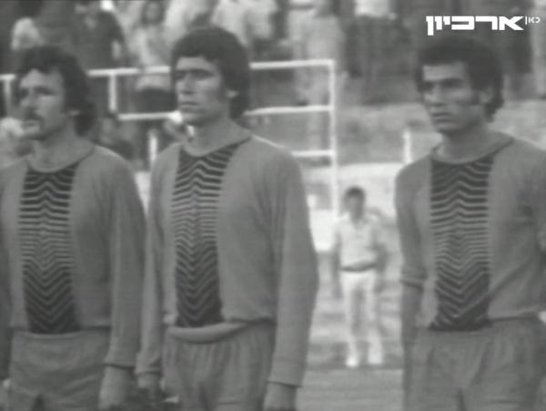 אהרון סאלם, יהושע חביה ושמוליק רוזנטל בזמן נגינת ההמנון לקראת פתיחת גמר הגביע