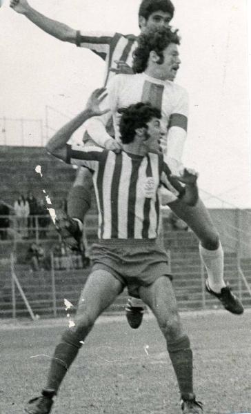 1974/75 - מחזור 19 - הפועל חיפה (1:2) - שמוליק רוזנטל מזנק. למעלה אהרון כהן, למטה ויקטור בוני.