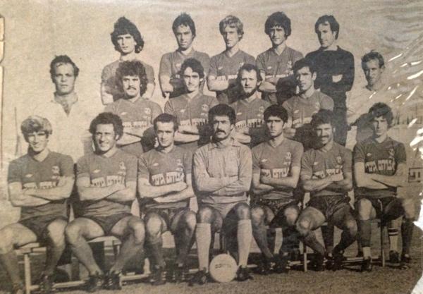 הפועל פ"ת מודל 1979/80. מימין לשמאל, שורה עליונה: משה לנדסברג, ישראל אביצור, עמוס ברטר, יעקב בוז'יקובסקי, מוטי ברנס . שורה אמצעית: מיקי שינפלד (מאמן), ציון יוסף, צבי שיינפלד, פנחס שכטר, בני בלייברג, ליאור שחר (חבר הנהלה). שורה תחתונה: רועי אגוזי, יעקב בוטבול, ויקטור נמני, שאול נחום, יעקב קרקו, יחיאל סאלם, דב רמלר.