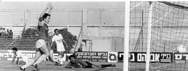 1979/80 - מחזור 1 - מכבי תל-אביב (3:2) - משה שוייצר מכניע את שאול נחום. יעקב קרקו מאחור, יעקב בוטבול כורע משמאל.