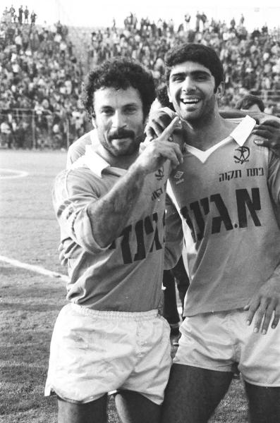 1979/80 - מחזור 16 - מכבי תל-אביב (0:1) - כובש השער ויקטור נמני (מימין) עם יעקב בוטבול (צילום: אריה קנפר)