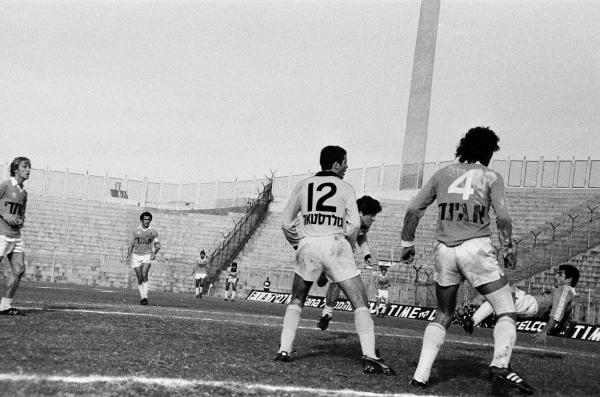 1979/80 - מחזור 16 - מכבי תל-אביב (0:1) - איתן בודניוק (4) בחזית התמונה, עמוס ברטר בצד שמאל, ציון יוסף מימינו